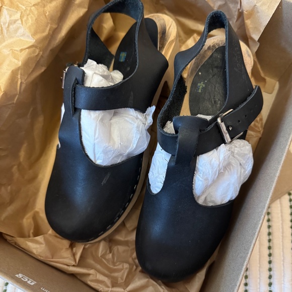 Black Leather Size 7 Swedish Clogs T-Bar - Picture 3 of 5